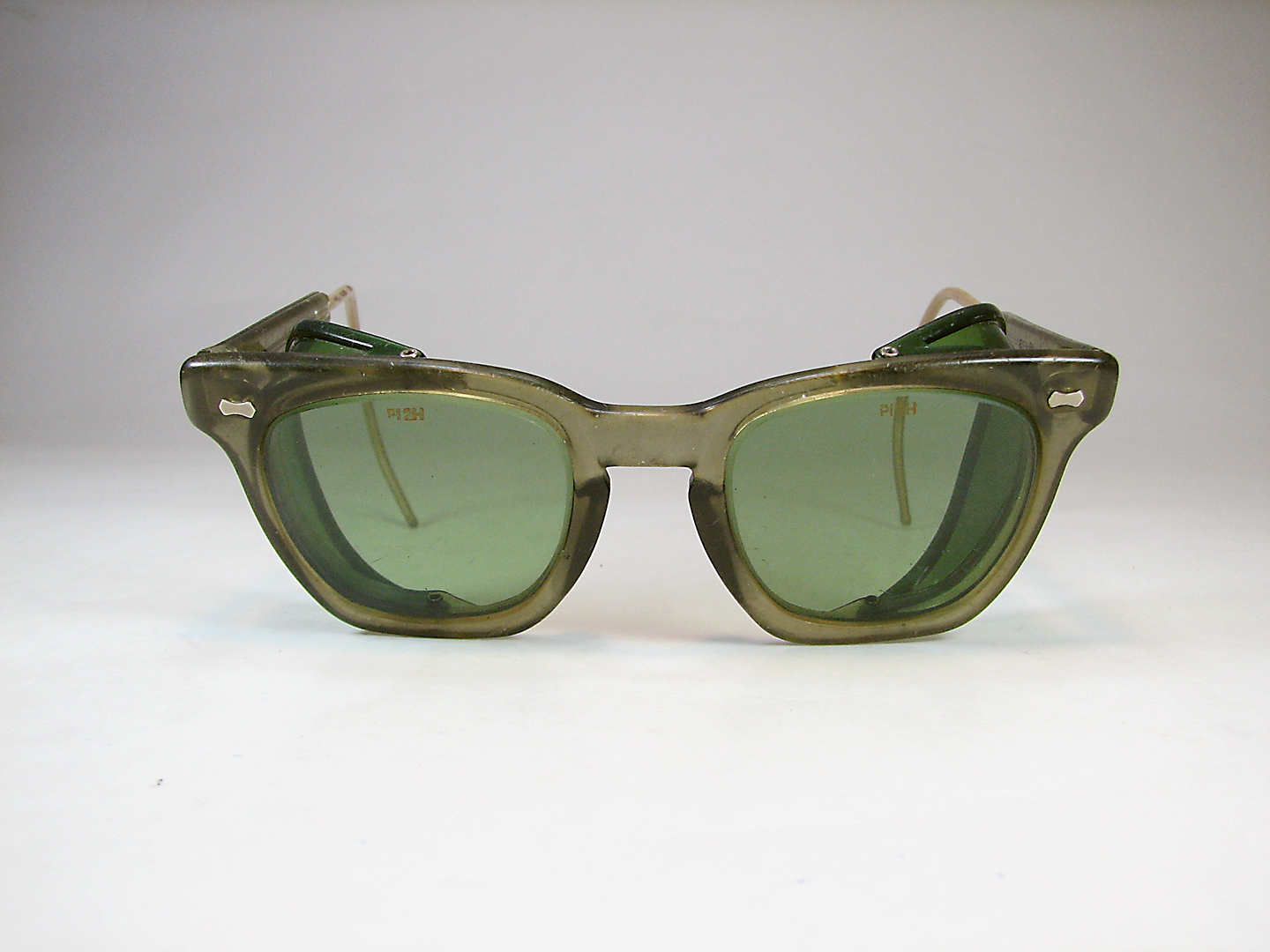عینک سبز آفتابی بادگیردار قدیمی PL2H