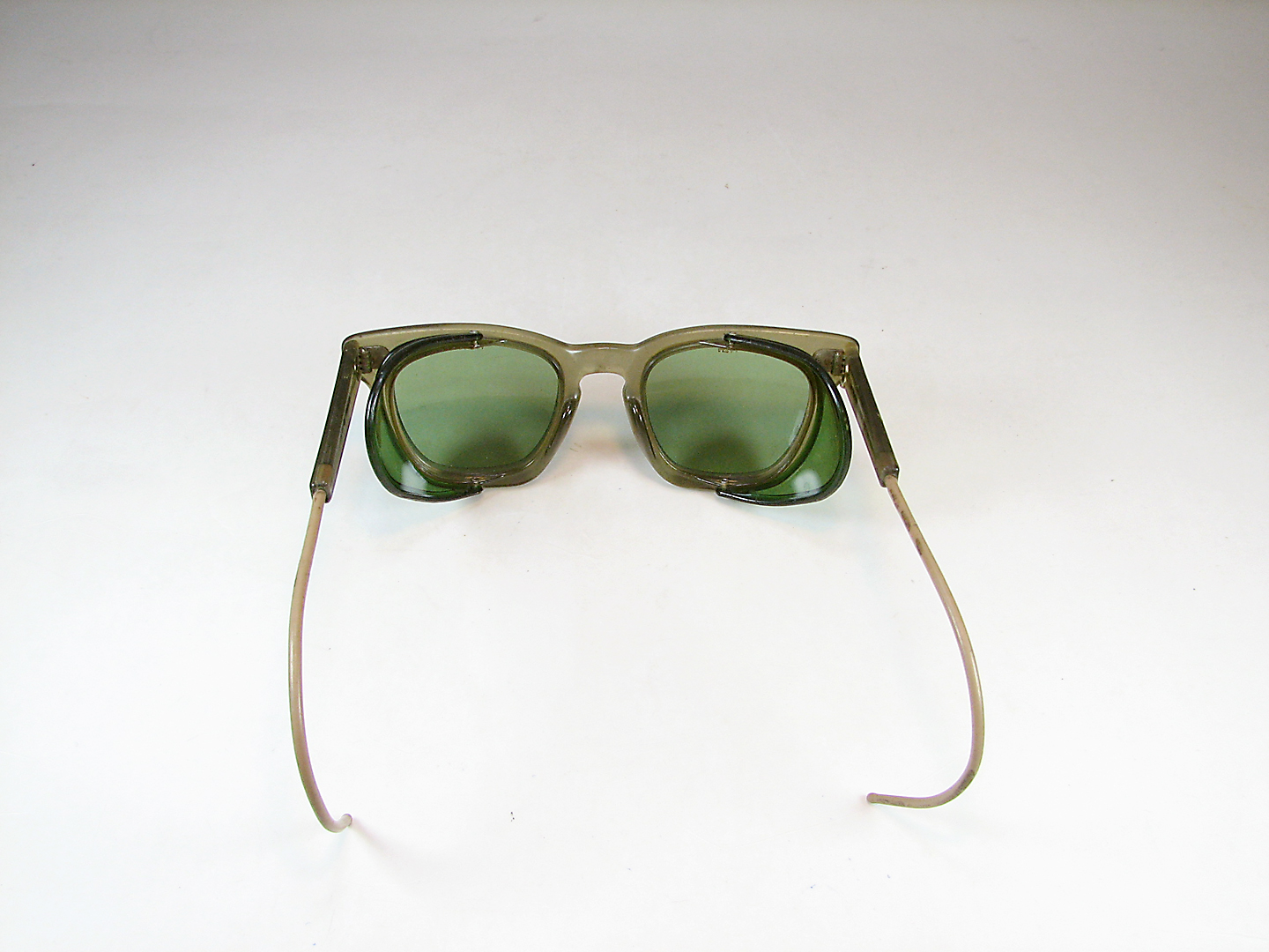 عینک سبز آفتابی بادگیردار قدیمی PL2H